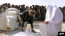 توزیع آرد به خانواده های نیازمند در سمت شمال افغانستان