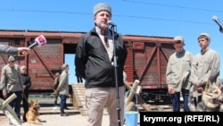 Ленур Ислямов на митинге памяти жертв геноцида крымскотатарского народа. Херсонская область, поселок Новоалексеевка, 18 мая 2017 года