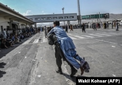 Аеропорт Кабула. Евакуація після приходу талібів. 16 серпня 2021 року