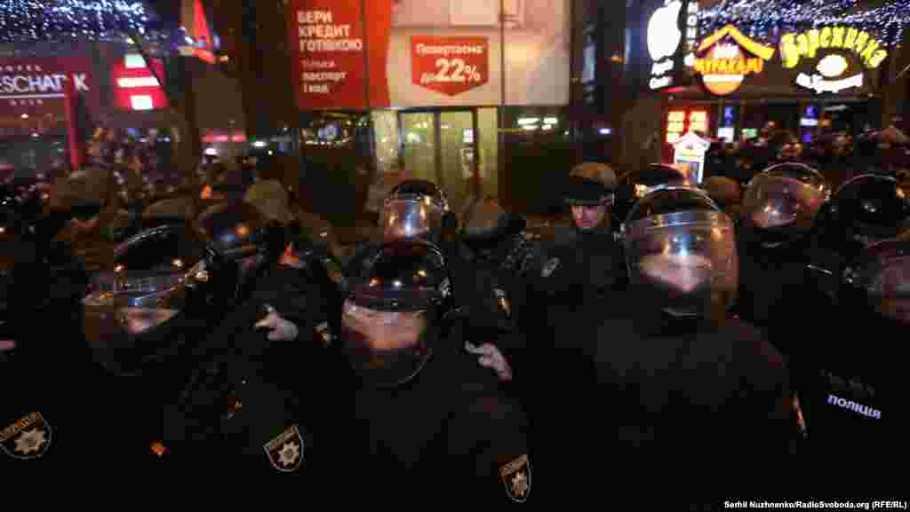 Ukrainian police in riot gear were also present at the premises of Alfa Bank.