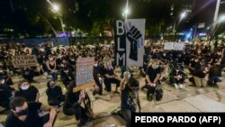 Акції пам'яті за загиблим внаслідок дій поліції Джорджем Флойдом у США (фотогалерея)