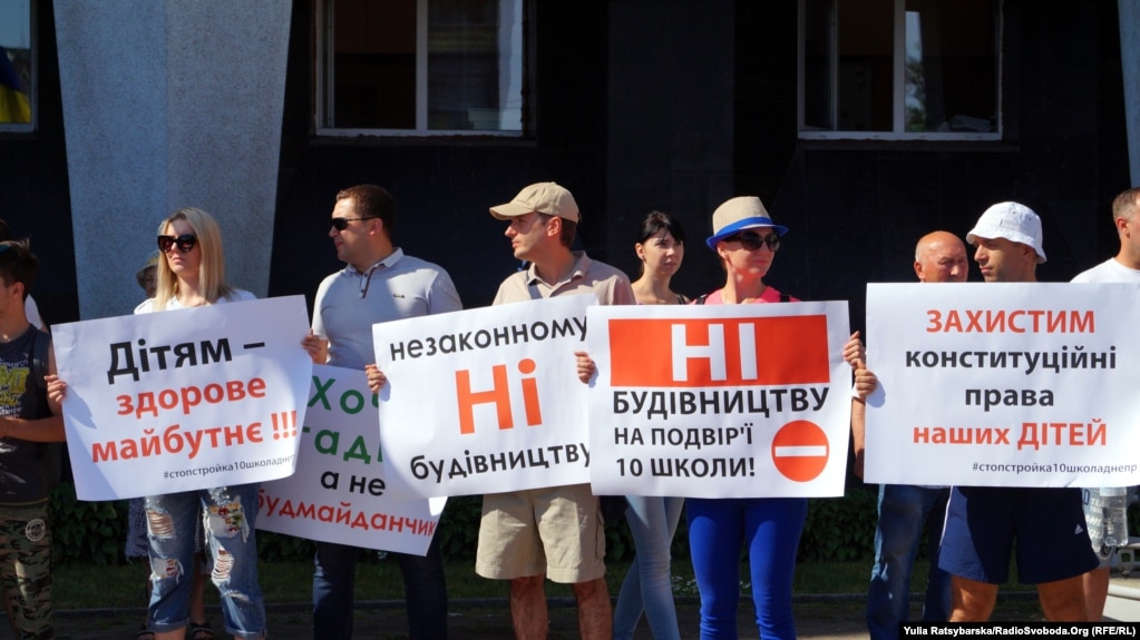 Памятник комсомольцам, который не декоммунизировали, облили краской в Днепре - Цензор.НЕТ 1461