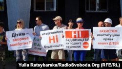 Батьки пікетували мерію Дніпра, вимагаючи заборонити будівництво на території школи