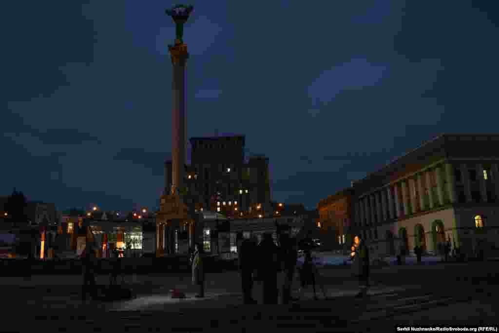 Журналісти міжнародних медіа працюють на майдані Незалежності. Київ, 24 лютого 2026 року.Від початку повномасштабного вторгнення з лютого 2022 року Росія завдає ударів по енергетичній інфраструктурі України. З початком осені 2025 року війська РФ посилили обстріли української енергетики.Глава МЗС РФ Сергій Лавров заявив, що Росія нібито не починала атак на цивільні об’єкти, а саме Україна першою почала бити по її енергооб’єктах.СБУ кваліфікує удари Росії по енергетичній інфраструктурі України як злочини проти людяності. У СБУ раніше зазначили, що від початку цьогорічного опалювального сезону задокументувала щонайменше 256 повітряних атак РФ на енергооб’єкти і системи теплопостачання України.