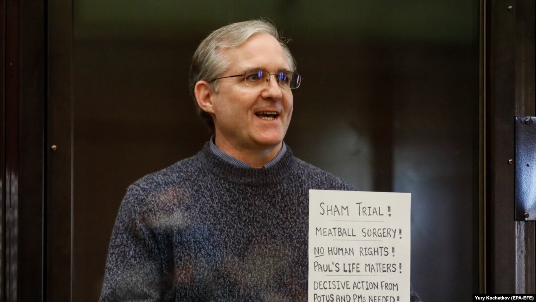 Paul Whelan arată un document prin care denunță procedurile judiciare folosite împotriva sa