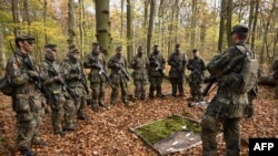 Liderii politici germani au convenit la finalul lui 2025 ca armata să ajungă la 260.000 de militari, de la 180.000, cât are în prezent. În paralel, Germania vrea să crească numărul rezerviștilor la cel puțin 200.000. Din acest an, germanii pot face pregătire militară.