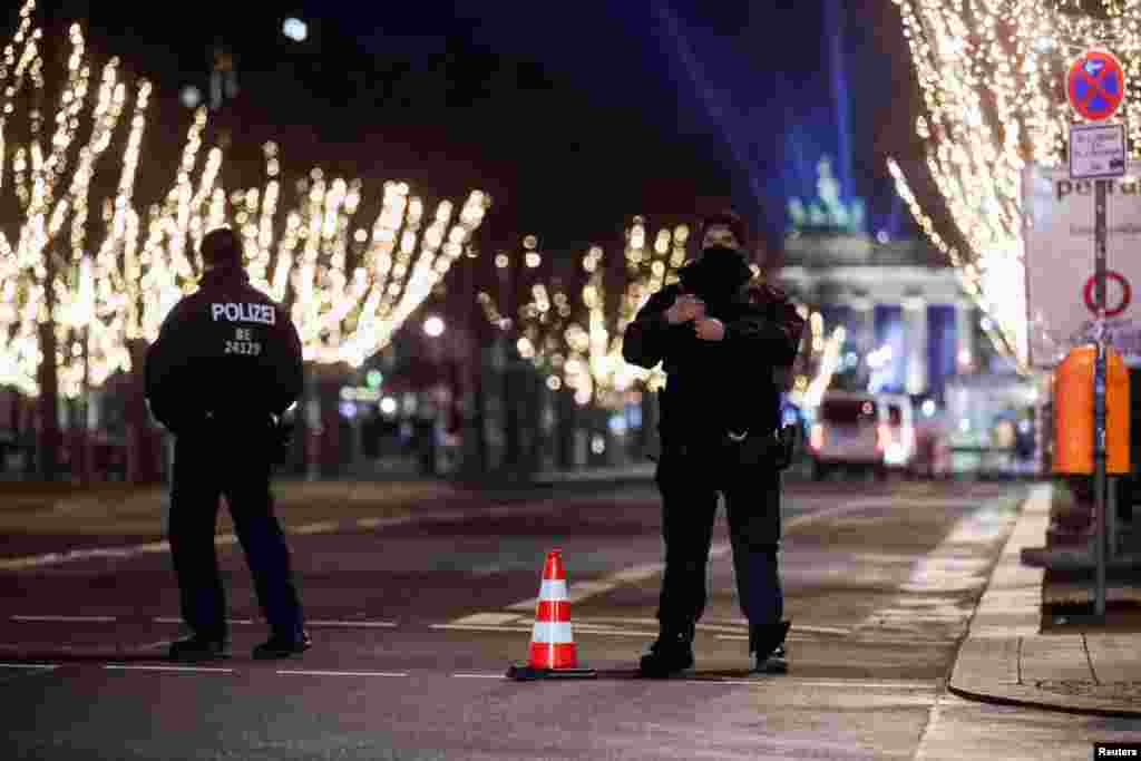 Në Berlin të Gjermanisë, policia patrullon në rrugët kryesore të qytetit, ku tubimet e njerëzve janë ndaluar për shkak të pandemisë.