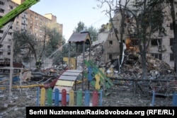 У будинку жили люди, на майданчику гралися діти... Наслідки влучення російської ракети по житловому будинку у Києві. 2 липня 2026 року