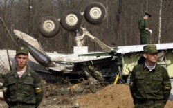 Російські військові на місці катастрофи польського президентського літака під Смоленськом. Росія, 13 квітня 2010 року