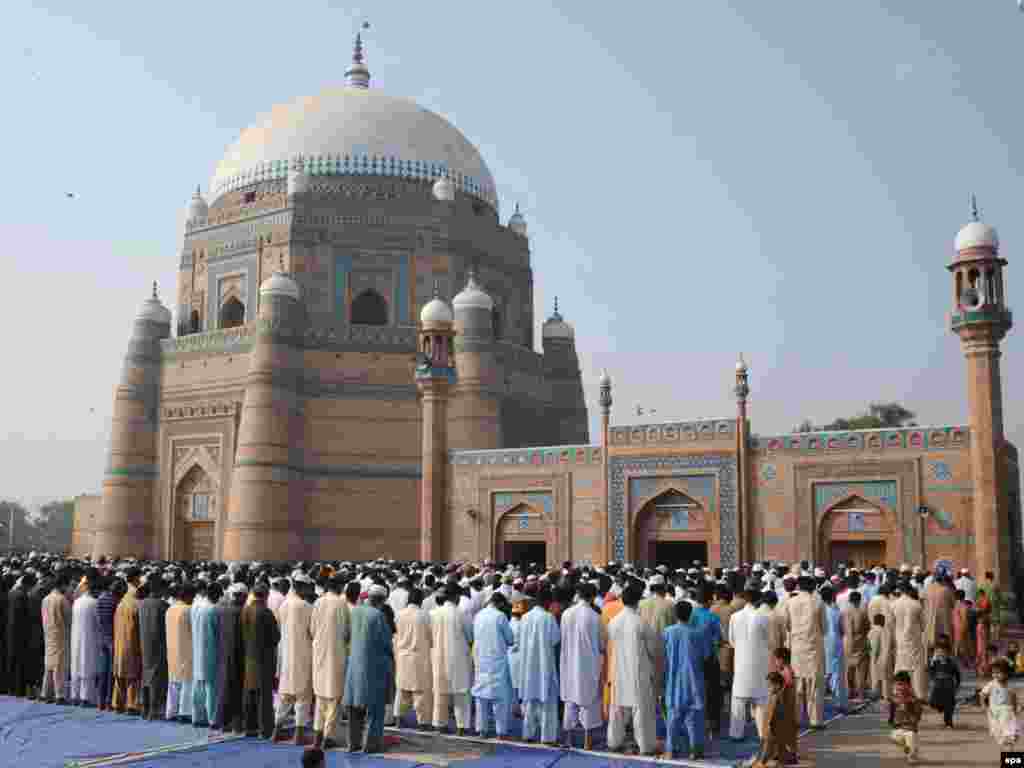 Rugăciunea musulmană Eid-al-Adha la Multan, &icirc;n Pakistan. Rugăciunea Eid-al-Adha, care celebrează &icirc;ncheierea pelerinajului anual islamic hajj, presupune sacrificarea de animale. (Foto: M.K. Chaudhary pentru EPA)