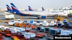 За даними газети, близько чотирьох із половиною мільйонів пасажирів із 30,5 тисяч рейсів чекали на виліт понад три години