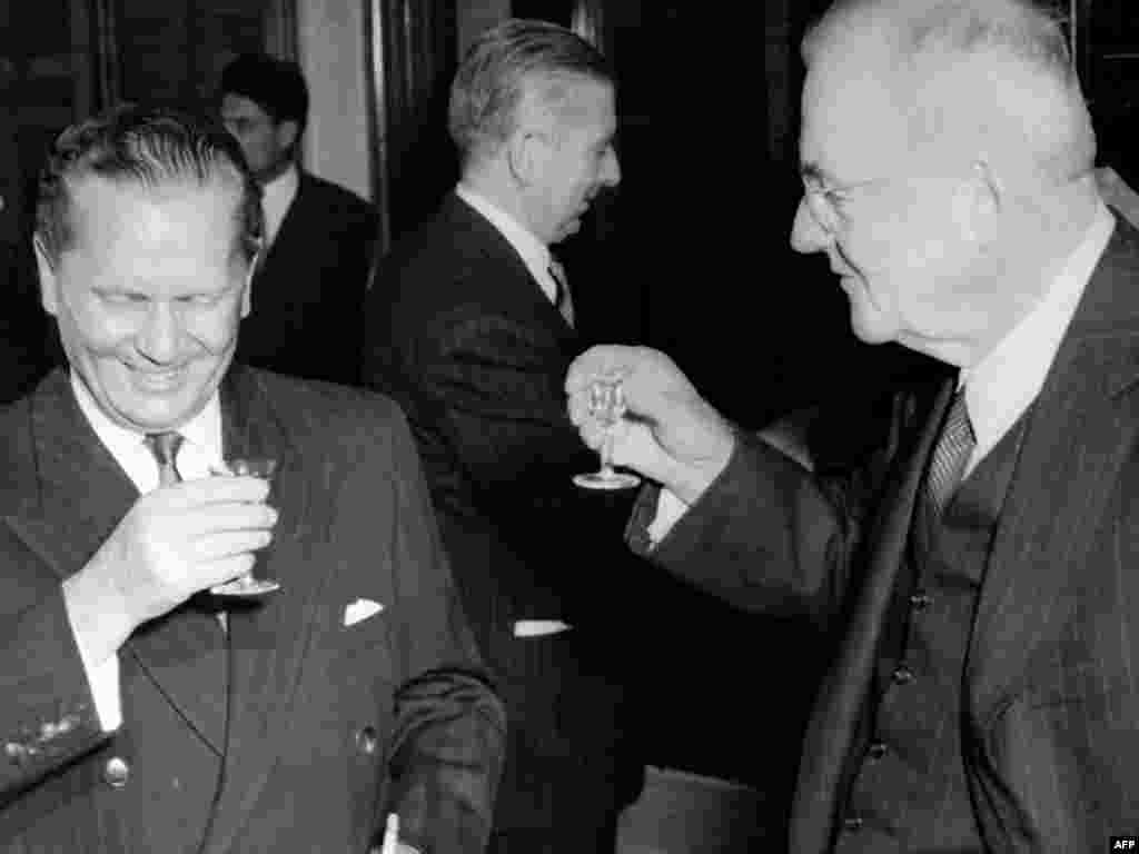 Тито (слева) и госсекретарь США Джон Фостер Далл поднимают тост за мир 7 ноября 1955 на островах в Адриатическом море. В этот день было объявлено о договоре о необходимости стран Восточной Европы сохранить свою независимость. 
