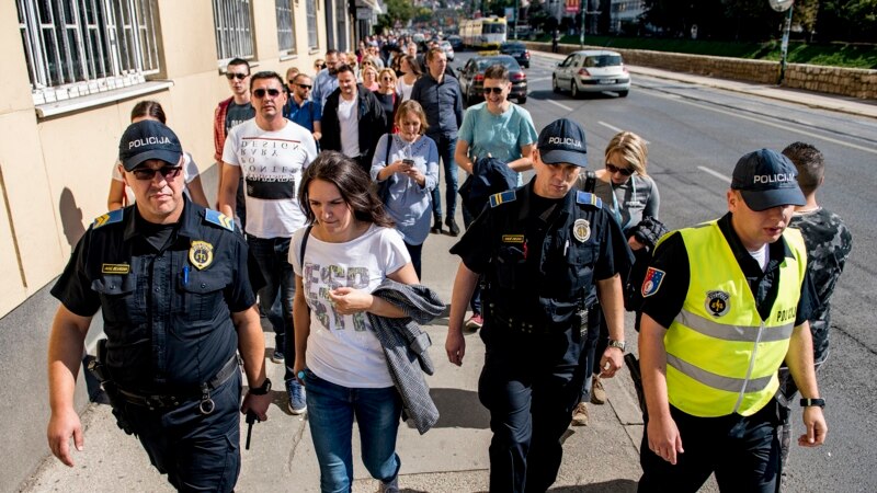 Protest novinara u Sarajevu nakon napada na kolegu: Državo, zaštiti nas