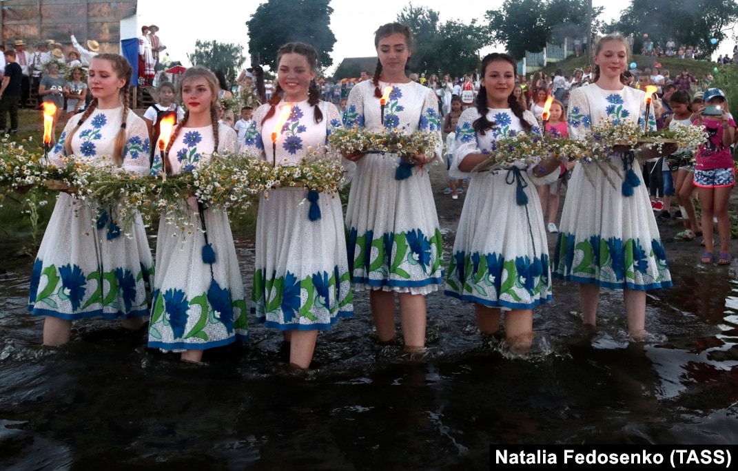 Yuqori poshnali tuflilarda sikayotgan ayollarning porno video Chiroyli transseksual bilan porno video