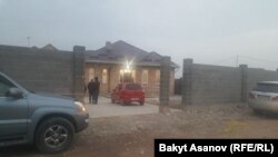 У дома, в котором неизвестные застрелили Улана Салянова, брата бывшего генерального прокурора Аиды Саляновой. Бишкек, 6 ноября 2017 года.