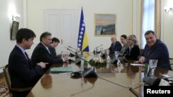 
Milorad Dodik (prvi zdesna) na sastanku sa zamjenikom pomoćnika američkog državnog sekretara Gabrielom Escobarom (drugi slijeva) i američkim ambasadorom u BiH Ericom Nelsonom (prvi slijeva) u Sarajevu, 8. novembra 2021. 