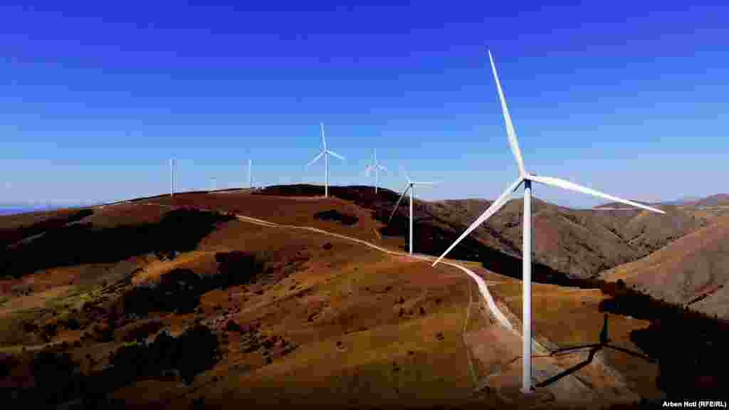 Байгорская ветряная электростанция в Косово, 18 ноября. В Косово всего 3&ndash;5% электроэнергии получают из возобновляемых источников. Этой зимой Косово, как и многие балканские страны, столкнулось с дефицитом электроэнергии