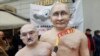 Путин с Лукашенко на золотом унитазе: акция в Праге против «деспотов»