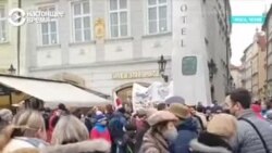 Путин с Лукашенко на золотом унитазе: акция в Праге против «деспотов»
