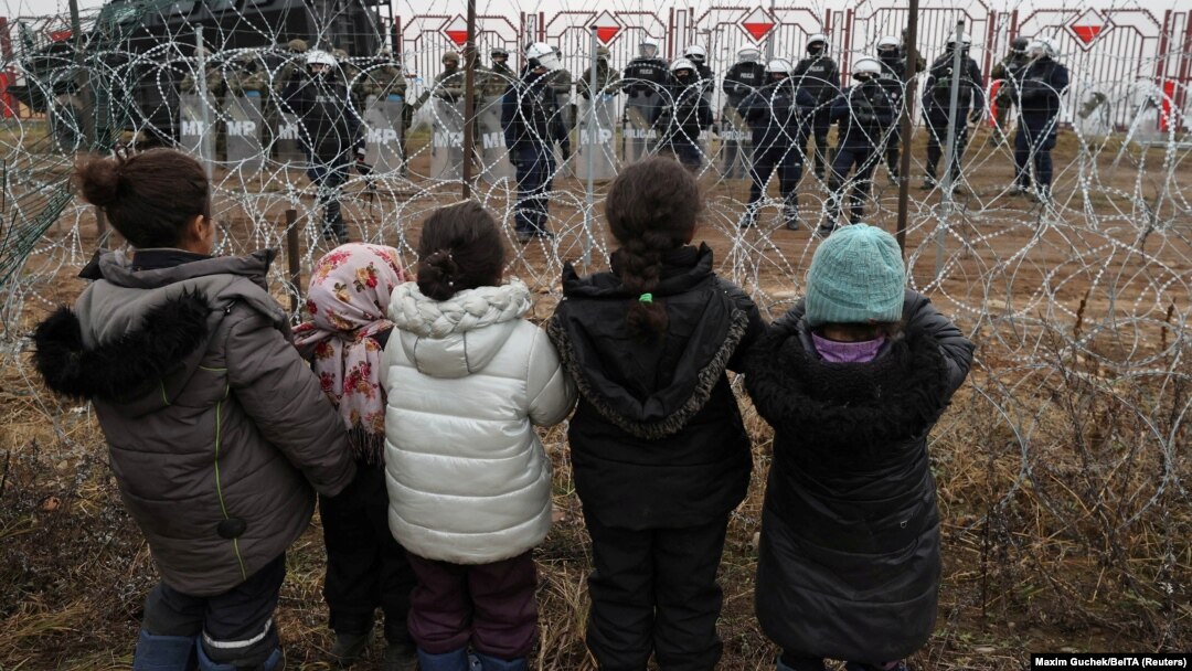 Tensiunile rămân ridicate la granița polono-belarusă, sute de migranți vor fi trimiși acasă în Irak.