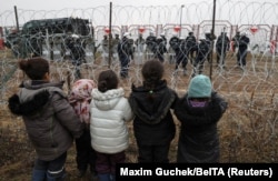 Lengyelország a határán kialakult migránsproblémával van elfoglalva; ez jobb pozícióba hozhatja Moszkvát