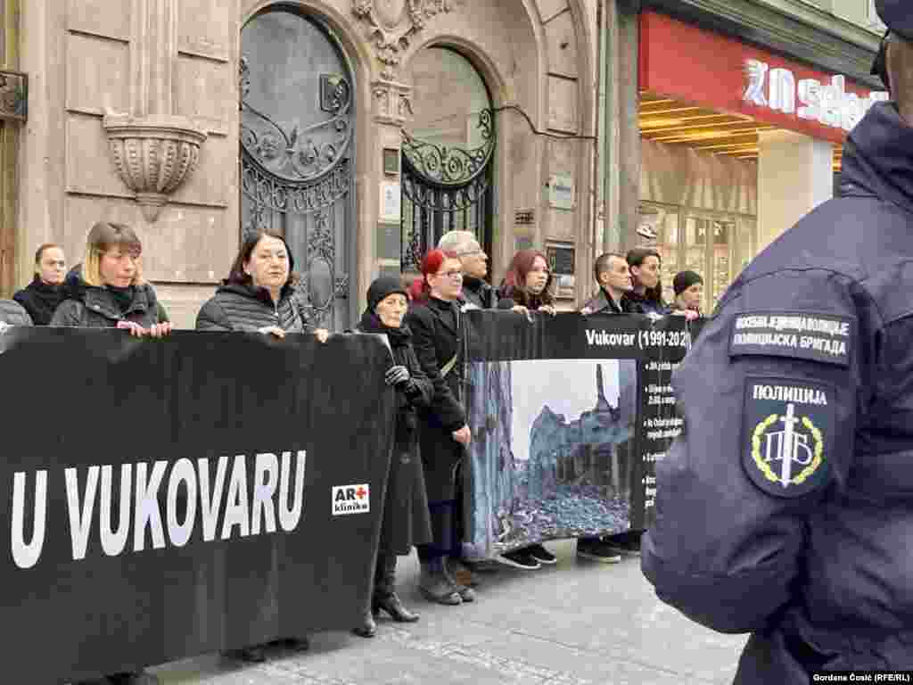 Aktivisti su u izjavama za medije naveli da je Srbija dužna da utvrdi odgovornost vrha bivše JNA za oružani napad na Hrvatsku i pokrene sudske postupke za zločin u Vukovaru. Takođe, traže da se utvrdi puna istina o nestalima otvaranjem svih državnih arhiva u cilju pronalaženja grobnica hrvatskih žrtava u Srbiji. &nbsp;