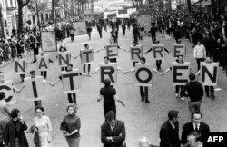 Muncitorii de la Fabrica Citroen Nanterre participă la o demonstrație de solidaritate organizată de sindicatele CGT, 29 mai 1968