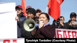 Асия Сасыкбаева на одном из митингов
