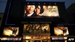 Мировая премьера 22-го фильма о Джеймсе Бонде «Квант милосердия». Кинотеатр «Одеон», Лондон