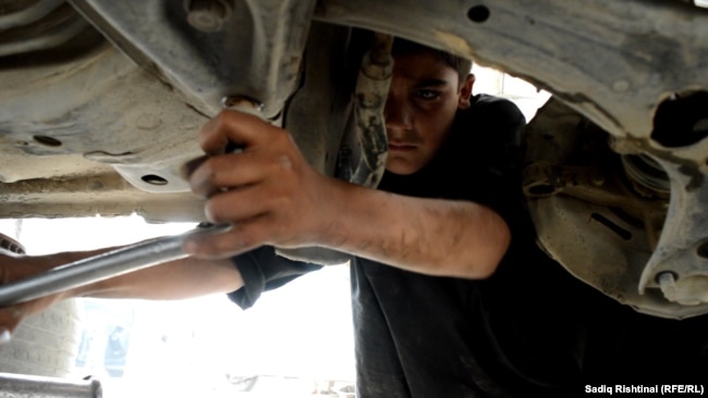 Shumë fëmijë afganë punojnë në dyqane riparimi makinash.