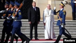 Ադրբեջանի նախագահ Իլհամ Ալիևը ընդունում է Հռոմի Պապ Ֆրանցիսկոսին, Բաքու, 2-ը հոկտեմբերի, 2016թ․