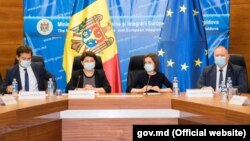 Noul ministru de Externe, Nicu Popescu, prezentat echipei ministerului de către fostul ministru, Aureliu Ciocoi, în prezența președintei Maia Sandu și a prim-ministrului Natalia Gavrilița. 9 august 2021