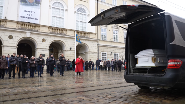 У Львові попрощалися з поліцейською Вікторією Шпилькою, яка загинула внаслідок теракту (відео)
