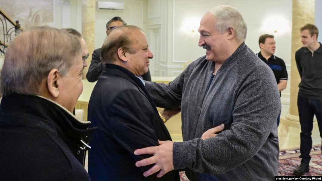 Liderul belarus Alexandr Lukașenko îl salută pe premierul pakistanez Shehbaz Sharif la Minsk - 10 aprilie 2025.