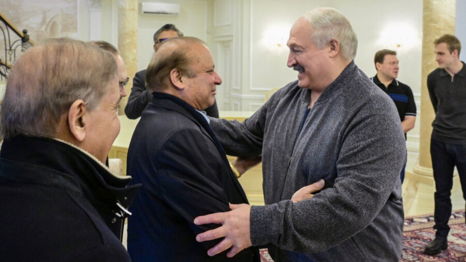 Liderul belarus Alexandr Lukașenko îl salută pe premierul pakistanez Shehbaz Sharif la Minsk - 10 aprilie 2025.