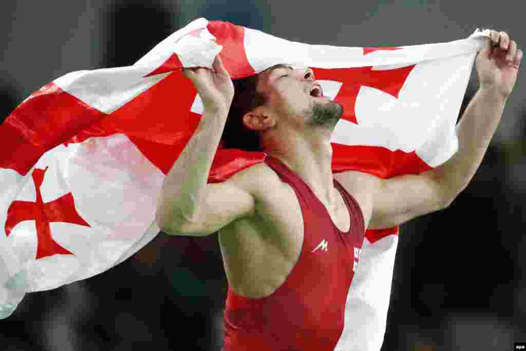 ვლადიმერ ხინჩეგაშვილი ოლიმპიურ ჩემპიონობას ზეიმობს.