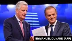  Michel Barnier înmînează proiectul de acord președintelui Consiliului European, Donald Tusk 