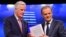  Michel Barnier înmînează proiectul de acord președintelui Consiliului European, Donald Tusk 