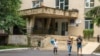O familie de ucraineni care intenționează să-și înmatriculeze fiul la gimnaziul cu predare în limba ucraineană „Taras Șevcenko” din Chișinău