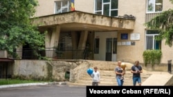 O familie de ucraineni care intenționează să-și înmatriculeze fiul la gimnaziul cu predare în limba ucraineană „Taras Șevcenko” din Chișinău