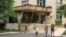 O familie de ucraineni care intenționează să-și înmatriculeze fiul la gimnaziul cu predare în limba ucraineană „Taras Șevcenko” din Chișinău