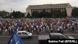 Demonstranții în Piața Victoriei în fața clădirii guvernului