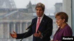 Sekretari amerikan i shtetit, John Kerry dhe Kancelarja e Gjermanisë, Angela Merkel gjatë një konference për media në Berlin