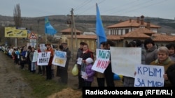 Акция крымских женщин против войны и оккупации, за мир и единство Украины на окраине Симферополя, 8 марта 2014 года