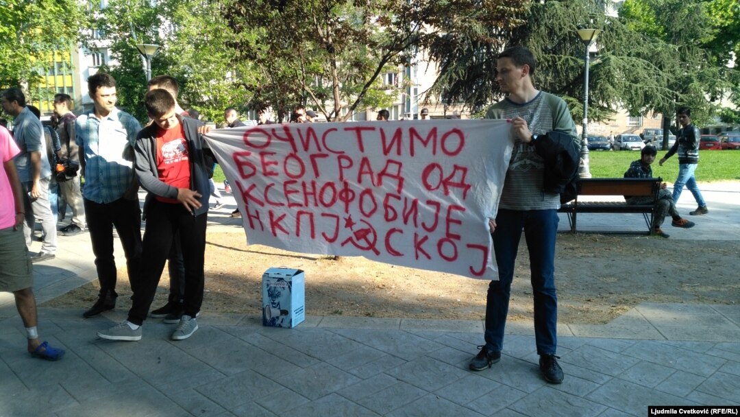 Pripadnici levičarske grupe SKOJ okupili su se u parku kao podrška izbeglicama