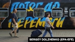 Поїзд під назвою «Потяг до Перемоги» на залізничному вокзалі в Києві, 23 серпня 2022 року. «Укрзалізниця» присвятила цей потяг тимчасово окупованим територіям України і стійкості українців у війні з Росією