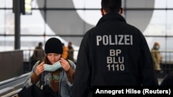 Полиси Берлин назорат мекунад, ки мардум ниқобҳои худро пӯшида гарданд