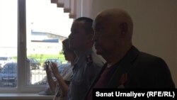 82-летний пенсионер Искак Азбергенев во время оглашения постановления о «предупреждении» за участие в несанкционированной акции 10 мая. Уральск, 21 мая 2018 года. 
