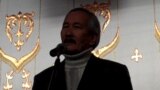 Писатель Смагул Елубай выступает с речью перед студентами из Мангистауской области с призывом не поддаваться на провокации. Алматы, 18 декабря 2011 года.