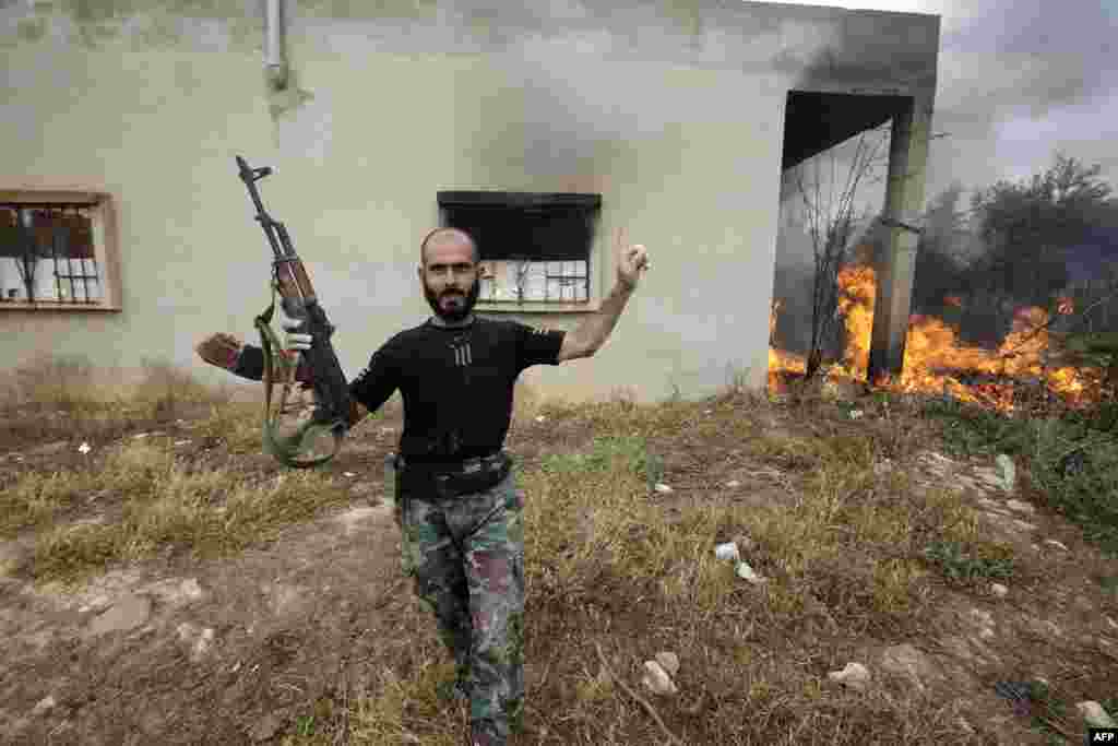 Syrian Army soldiers advance on the village of Western Dumayna, seven kilometers north of the rebel-held city of Qusayr. Syrian troops captured three villages in the strategic Qusayr area of Homs Province, allowing them to cut supply lines to rebels inside Qusayr. (AFP/Joseph Eid)